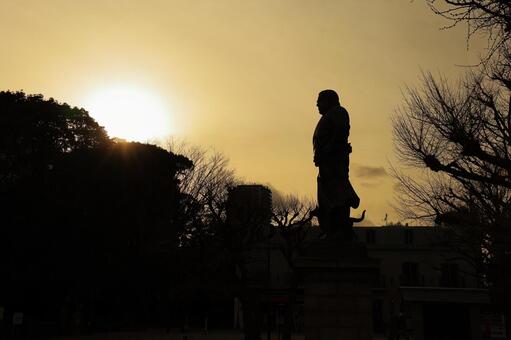 夕暮れ時の西郷隆盛像 西郷隆盛,銅像,夕日の写真素材