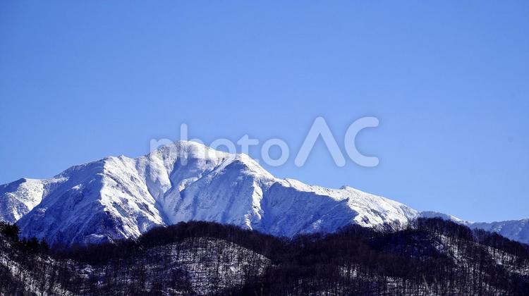 新潟県から見た谷川岳の全景写真 谷川岳,谷川連峰,山の写真素材