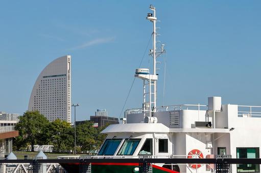 横浜港の船と高層 横浜港の船と高層 横浜港,観光船,高層ビルの写真素材