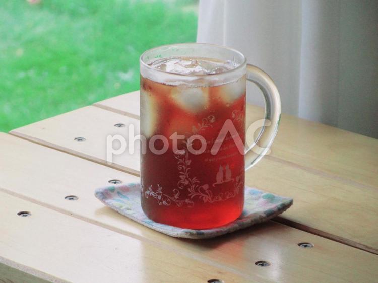 窓辺のアイスティーで一休み アイスティー,飲み物,窓辺の写真素材