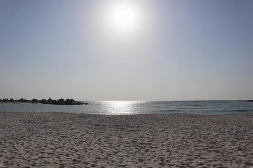 太陽と青空とキラキラ光る海面の海と砂浜 太陽と青空とキラキラ光る海面の海と砂浜 太陽,青空,キラキラの写真素材