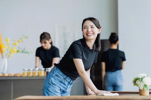 カフェで働く若い女性 カフェで働く若い女性 女性,アルバイト,働くの写真素材