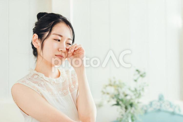 目をおさえる女性 花粉症,疲れ目,充血の写真素材