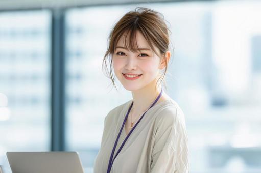 ノートパソコンを使用する女性会社員 ノートパソコンを使用する女性会社員の写真