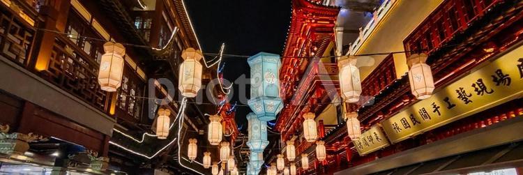 旧正月の夜を彩る幻想的なランタン通り ランタン,旧正月,ライトアップの写真素材