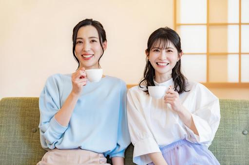 ソファに座る女性二人 女性,友達,友人の写真素材