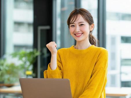 ガッツポーズする女性 ガッツポーズする女性の写真