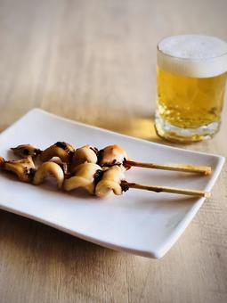 いか串焼きと生ビール いか串焼きと生ビールの写真