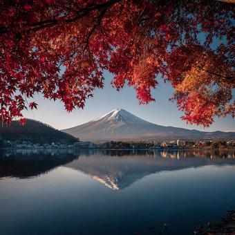 湖面に映る美しい逆さ富士の写真