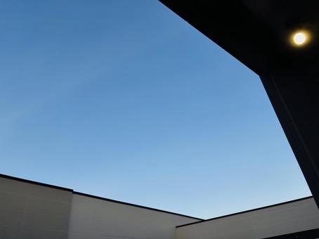 ショッピングモールの建物の隙間の空 ショッピングモールの建物の隙間の空の写真