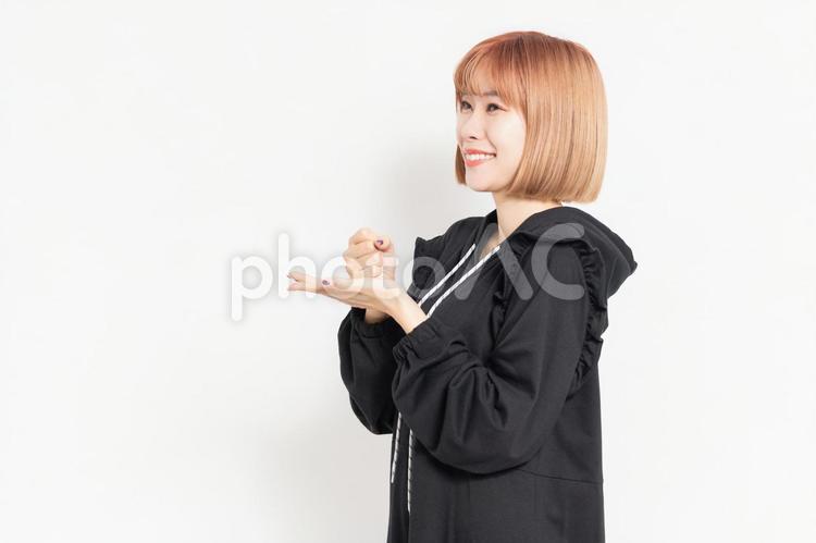 納得のジェスチャーをする若い女性 若い,女性,納得の写真素材