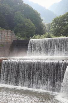 川の流れを調整する人工的な横に長い滝 川の流れを調整する人工的な横に長い滝 水,放流,調整の写真素材