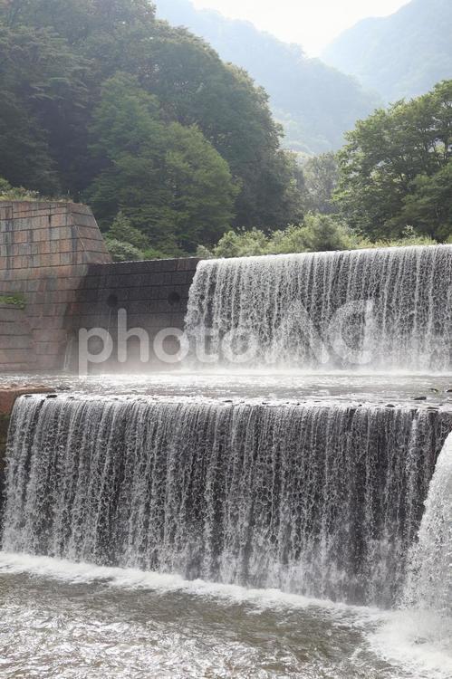 川の流れを調整する人工的な横に長い滝 水,放流,調整の写真素材