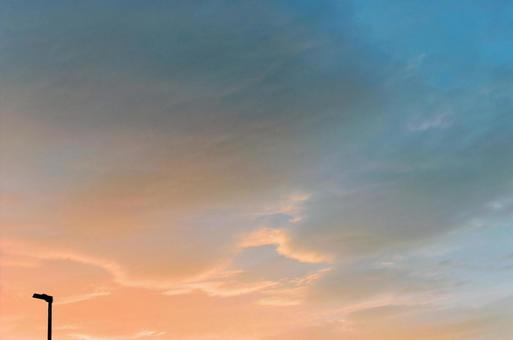 水色と橙の夕空 夕方,夕空,夕焼け空の写真素材
