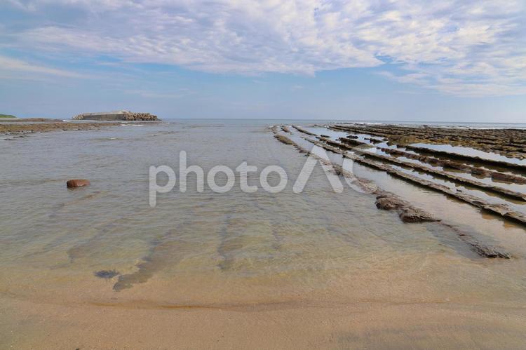 青島の海岸　雲の多い空 海,海岸,岩の写真素材