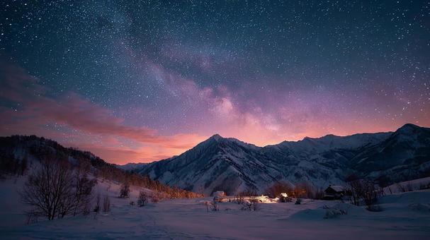 星が輝く夜の雄大な雪山 星が輝く夜の雄大な雪山の写真