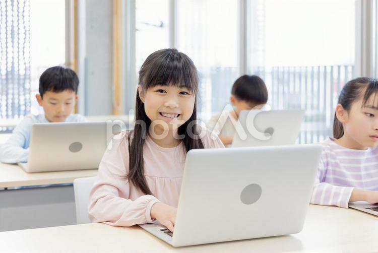 IT学習をする小学生 小学生,プログラミング,女の子の写真素材