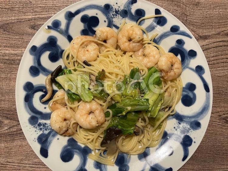 海老としめじとレタスのパスタ 海老,しめじ,レタスの写真素材