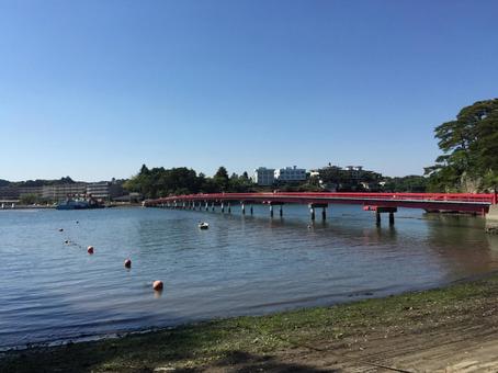 海にかかる橋の写真