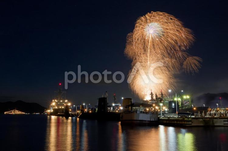 呉の夏祭り海上花火大会の風景　金色連発 花火,花火大会,打ち上げ花火の写真素材