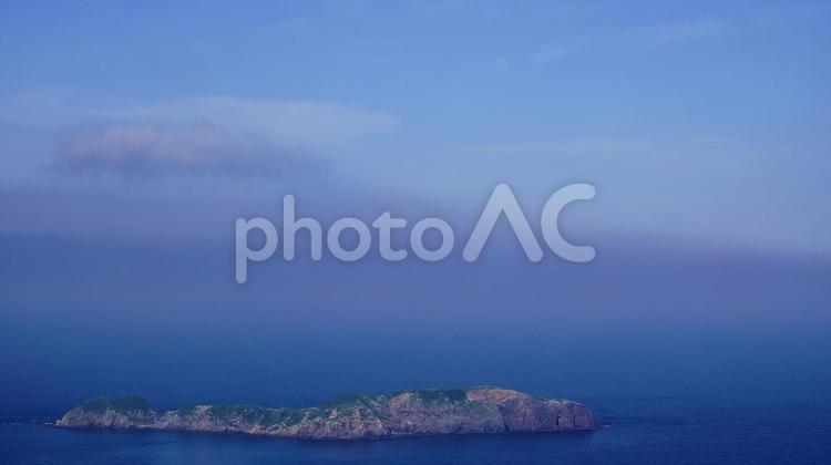 伊豆諸島新島富士見峠展望台から見た大平島 大平島,富士見峠展望台,海の写真素材
