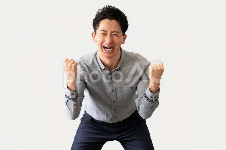 ガッツポーズをする笑顔の男性ビジネスマン 男性,ガッツポーズ,嬉しいの写真素材