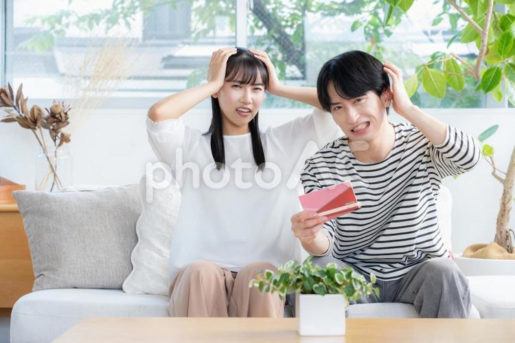 リビングでくつろぐ若いカップル 夫婦,カップル,リビングの写真素材