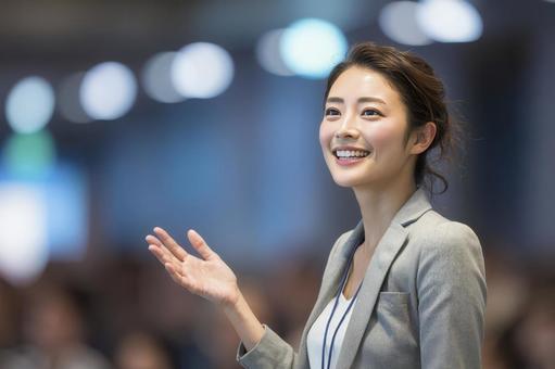 身振り手振りで話す女性スピーカーの写真