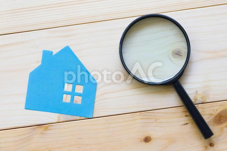 家の模型と虫眼鏡 住宅,土地,不動産の写真素材