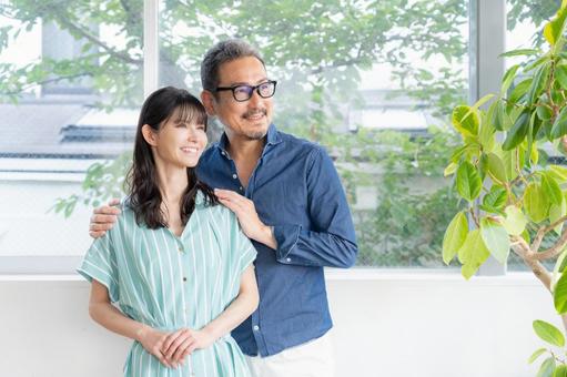 リビングでくつろぐミドルの夫婦 夫婦,家族,ミドルの写真素材