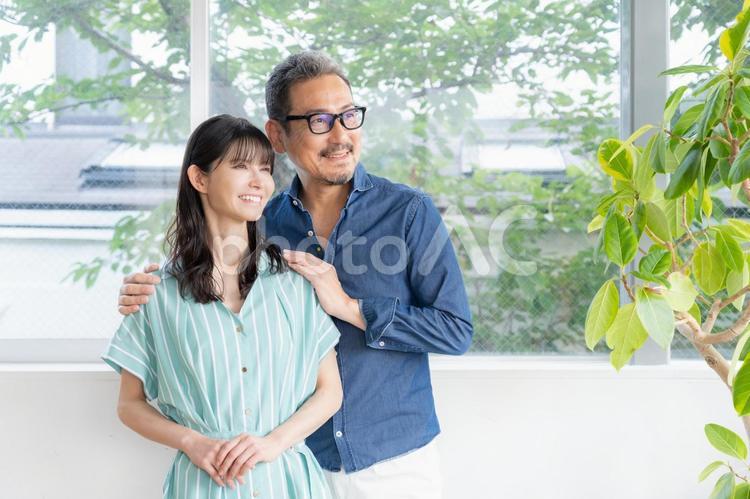 リビングでくつろぐミドルの夫婦 夫婦,家族,ミドルの写真素材