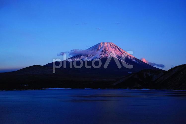 本栖湖から見た紅富士 富士山,紅富士,本栖湖の写真素材