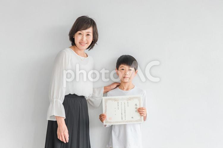 感謝状を持つ子供と女性（先生・ママ） 感謝状,小学生,賞状の写真素材