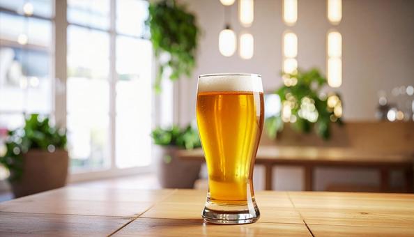 テーブルに置かれた生ビール テーブルに置かれた生ビールの写真