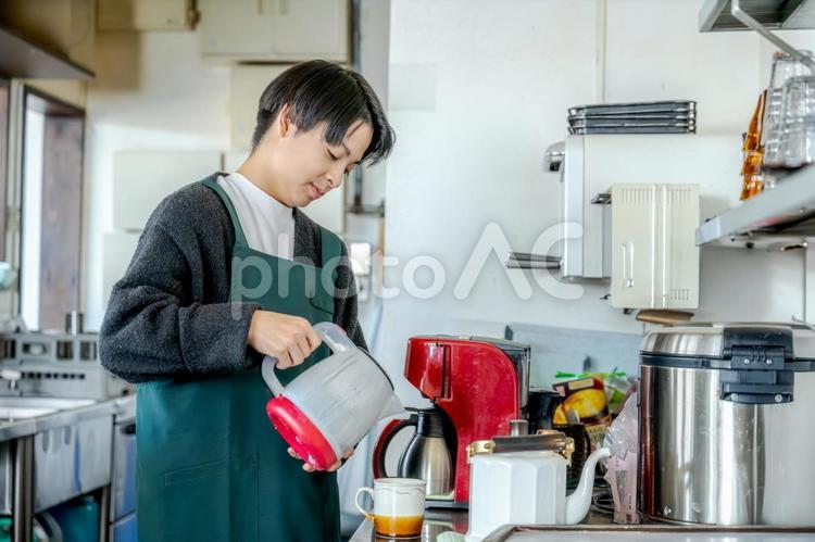 珈琲を淹れる男性 カフェ店員,飲食店,厨房の写真素材