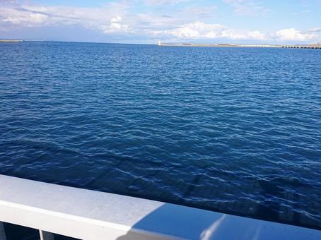 青森市の公園から見た夏の海 青森市の公園から見た夏の海 夏,青空,海の写真素材