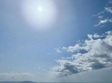 空と太陽と島 空と太陽と島の写真