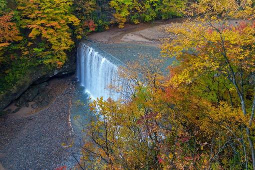 松川渓谷の紅葉 松川渓谷の紅葉 松川渓谷,紅葉,ブルーの水の写真素材