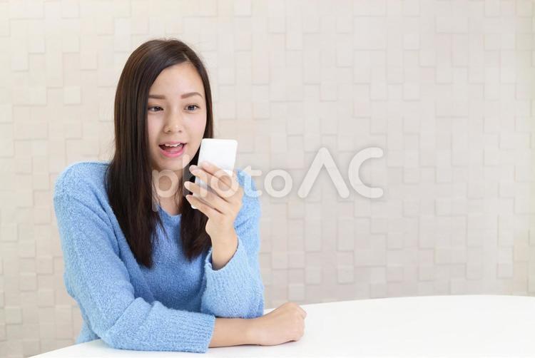 スマートフォンを持って驚く女性 女性,スマホ,スマートフォンの写真素材