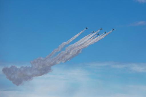 ブルーインパルス　ピラミッド・ローパス2の写真