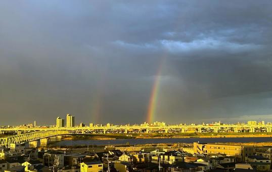 荒川に立ち上がるダブルレインボー 虹,二重虹,東京の写真素材