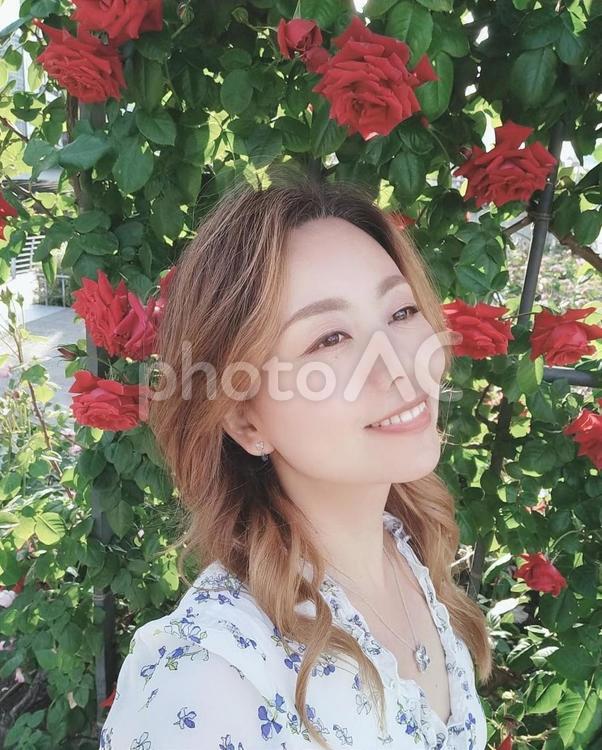 バラ園で見上げる横顔の女性 女性,40代,バラの写真素材