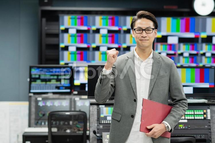 TV局で映像制作を行う男性スタッフ 制作スタッフ,編集者,映像編集の写真素材