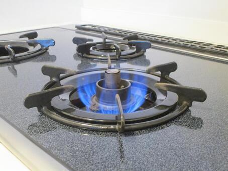 キッチンのガスコンロと青い炎 ガスコンロ,炎,キッチンの写真素材