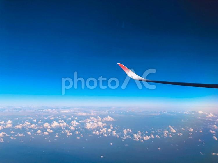飛行機の窓から見える青空と白い雲１ 飛行機,青い,空の写真素材