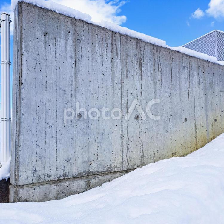 雪の後の晴れた空のもとに立つ壁 壁,グレー,コンクリート壁の写真素材