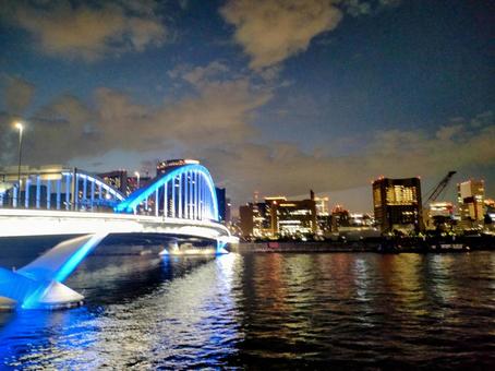 ライトアップされた橋 ライトアップされた橋の写真