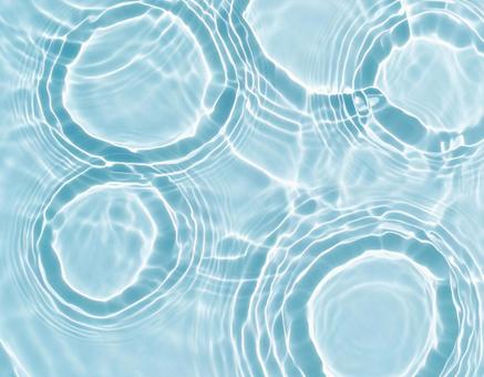 水面に映る光の模様 水面に映る光の模様の写真