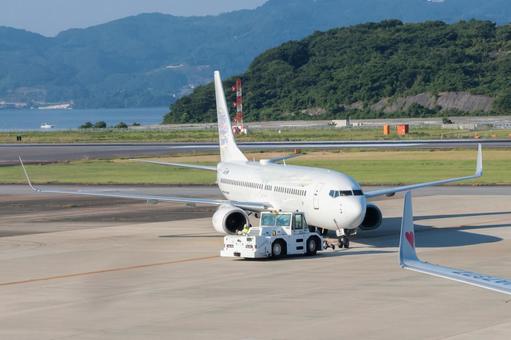 長崎空港と山々を染める朝焼けの光 長崎空港と山々を染める朝焼けの光の写真