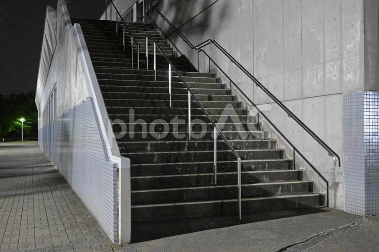 夜の屋外階段 階段,手すり,風景の写真素材